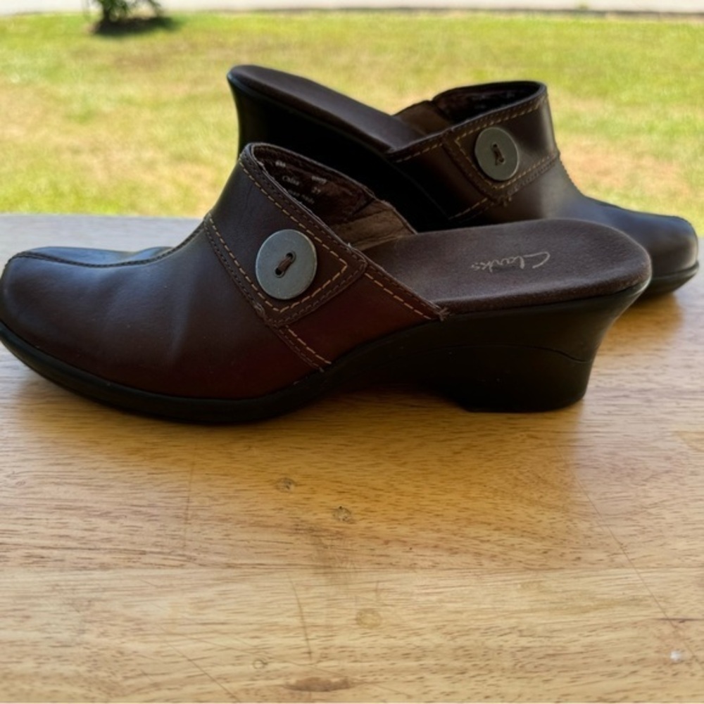Clarks Women Brown Leather Button Accent Clogs/Mules/Slip On Slides 8 M GUC - Picture 2 of 7